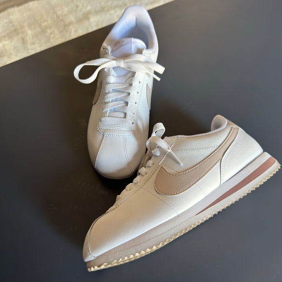 Nike Cortez tan and white - Picture 4 of 5